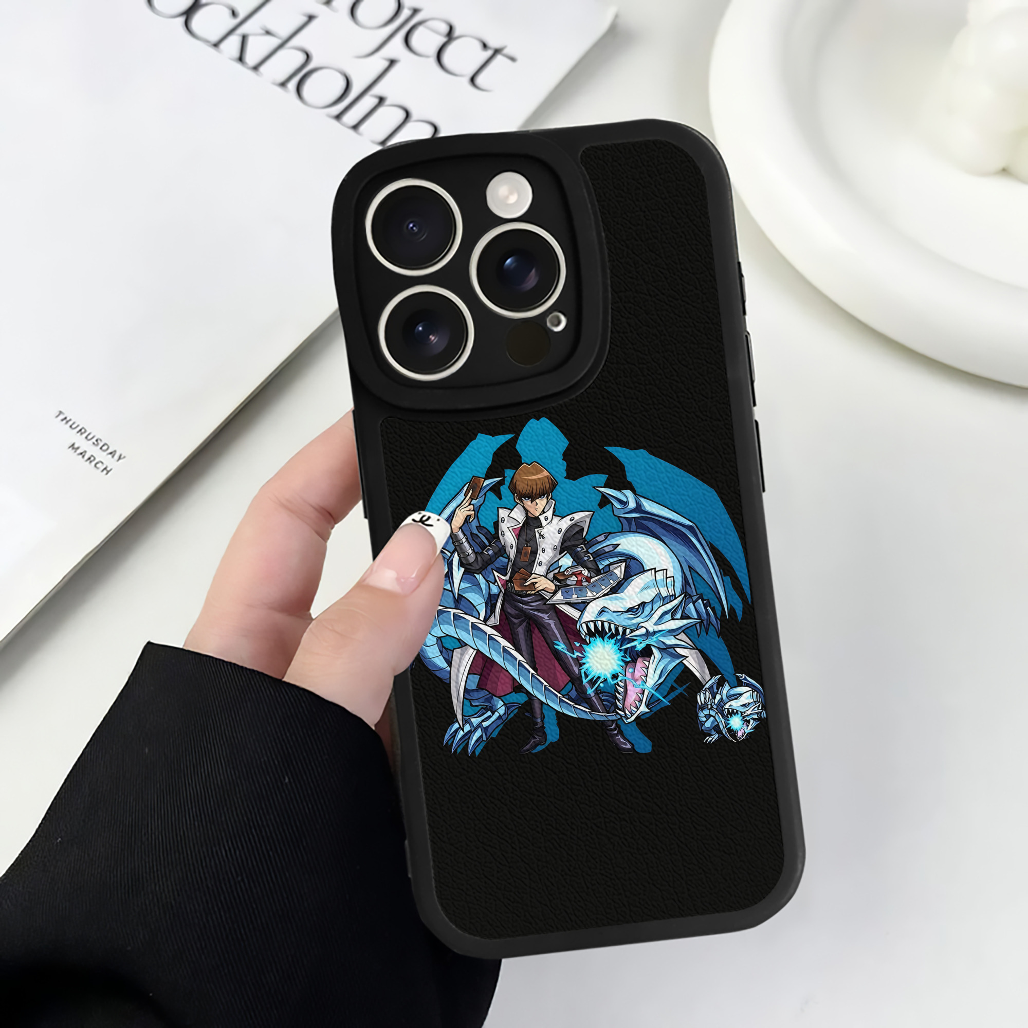 （画像用） 遊☆戯☆王 Yu-Gi-Oh! 【iPhone 16シリーズ対応】シリコンスマホケース（レザー調） 材質：シリコン